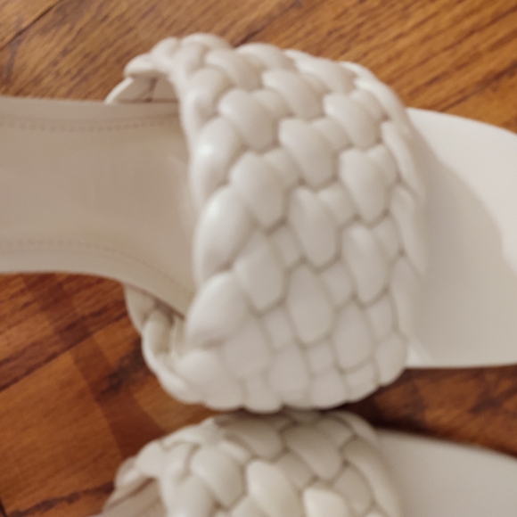 VINCE CAMUTO Woven Brinela Slides size 8 slides 3.5 inch heels - Picture 4 of 4